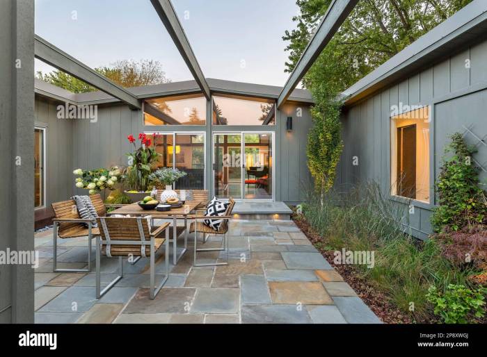 Set conversation bistro cosmoliving sia cosmopolitan foter Set conversation bistro cosmoliving sia cosmopolitan foter